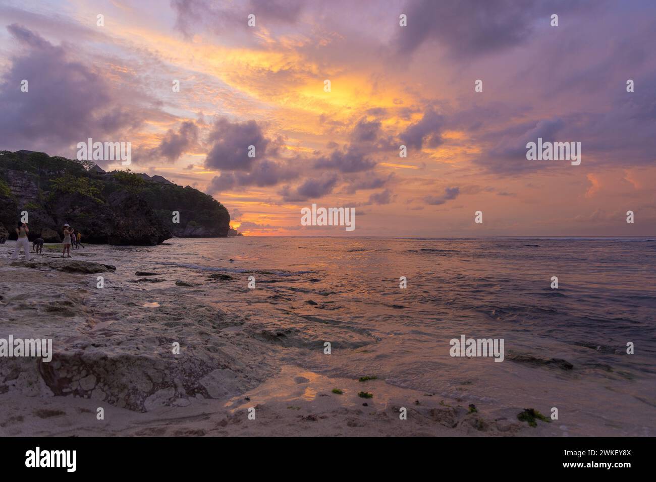Persone sulla spiaggia di Bingin al tramonto, Uluwatu, Bali Island, Indonesia Foto Stock