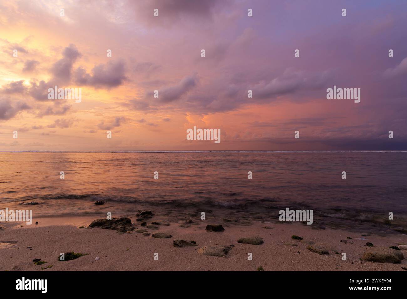 Tramonto sulla spiaggia di Bingin a Uluwatu, Isola di Bali, Indonesia Foto Stock
