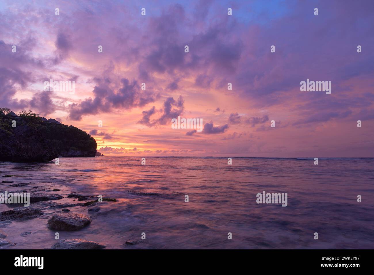 Tramonto sulla spiaggia di Bingin a Uluwatu, Isola di Bali, Indonesia Foto Stock