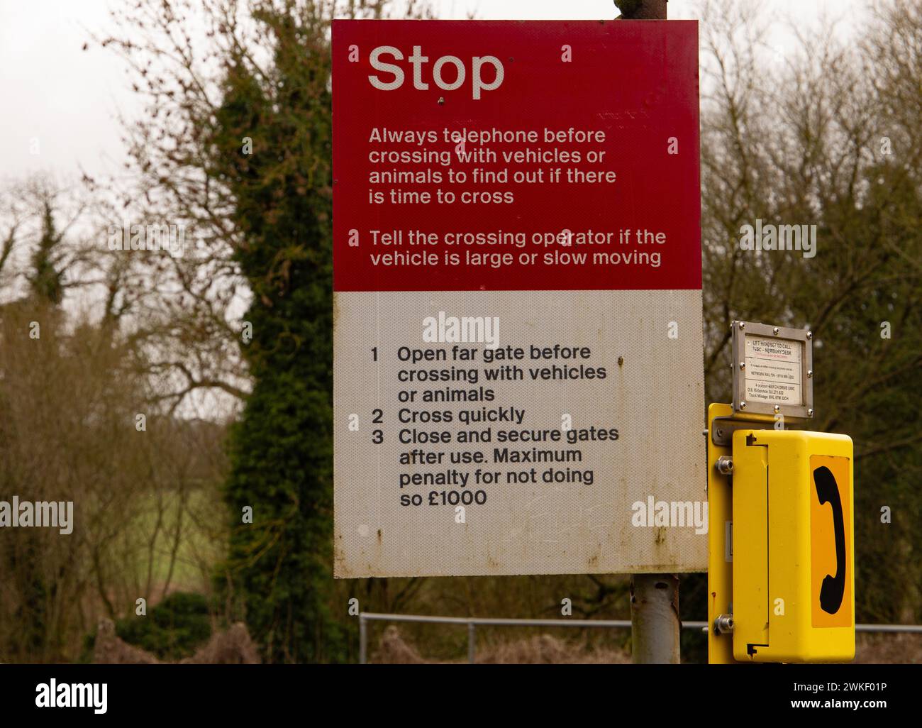 Cartello informativo per telefono al passaggio ferroviario vicino a Great Bedwyn Wiltshire Regno Unito Foto Stock