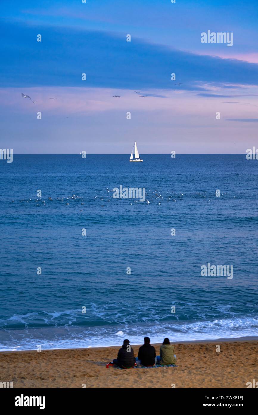 Tramonto sulla spiaggia di Barceloneta, Barcellona, Catalogna, Spagna. Foto Stock