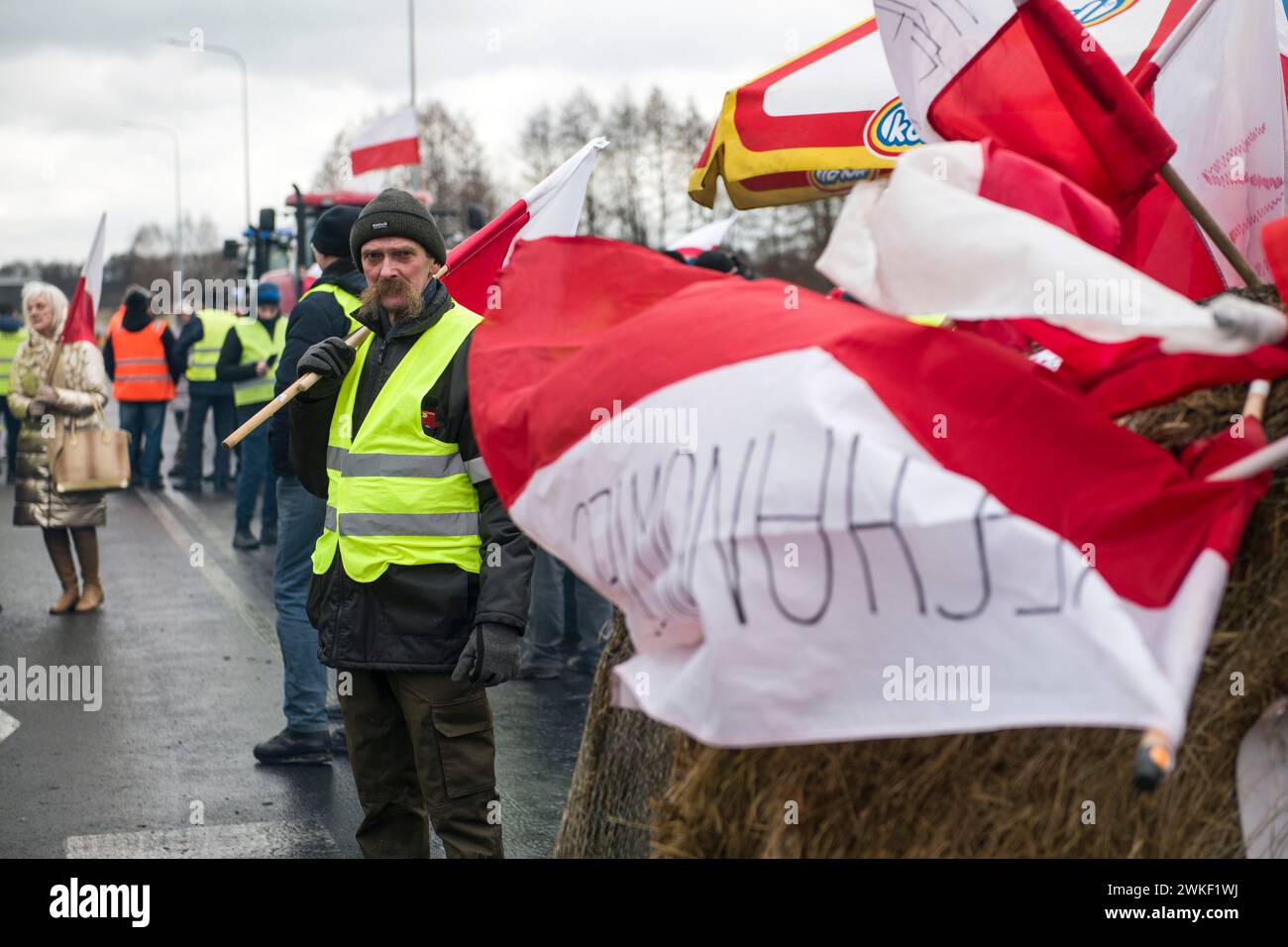 Gli agricoltori bloccano la strada al valico di frontiera di Dorohusk con l'Ucraina. Gli agricoltori hanno annunciato una protesta generale in tutto il paese e stanno bloccando tutti i valichi di frontiera con l'Ucraina e le città in Polonia. Al valico di frontiera di Dorohusk, diverse centinaia di agricoltori bloccano la strada con balle di fieno. Come parte della protesta, nessun camion ucraino sarà autorizzato a passare fino a sera, e un camion è consentito solo ogni ora. La coda dei camion ucraini è lunga quasi 17 chilometri. Gli agricoltori polacchi chiedono di chiudere i confini ucraini per tre mesi per i camion di prodotti agricoli ucraini, lo fanno Foto Stock