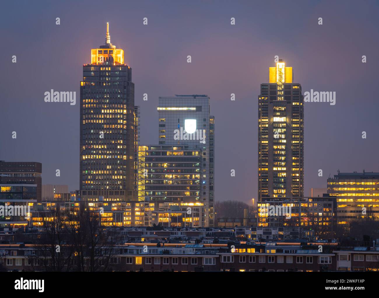 Skyline di Amsterdam di notte, le torri di uffici più alte vicino alla stazione di Amsterdam Amstel Foto Stock