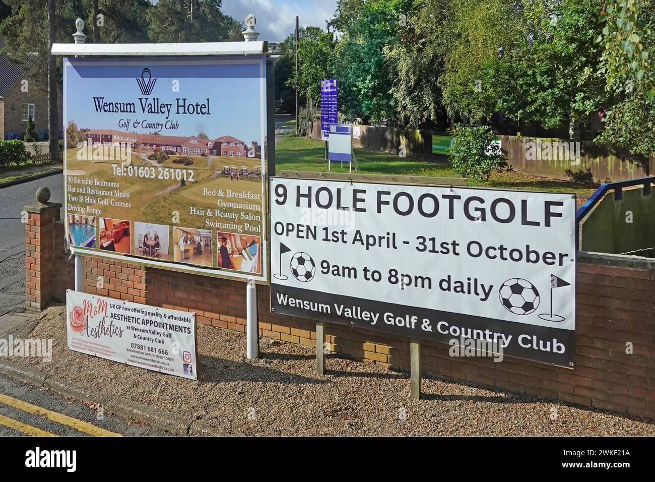 Cartello d'ingresso Footgolf & Hotel al Wensum Valley Golf & Country Club date d'ingresso orari in mostra che promuovono uno sport che combina calcio e golf a Norwich nel Regno Unito Foto Stock