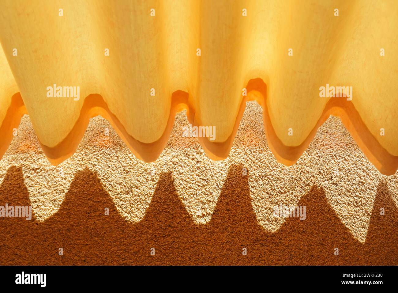 Immagine di sfondo astratto combinazione di forme arrotondate curve ripetute in contrasto con colori scuri e chiari livelli di illuminazione diversi texture ruvida e liscia Regno Unito Foto Stock