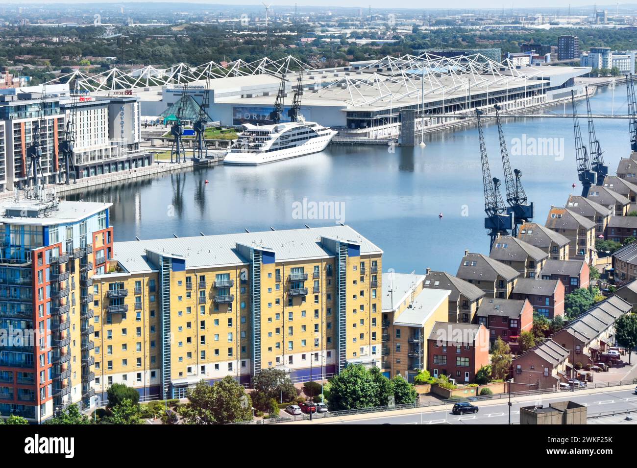 Excel Exhibition Centre Building & Royal Victoria Dock Vista aerea paesaggio urbano Britannia Village Homes Silvertown Newham East London Inghilterra Regno Unito Foto Stock