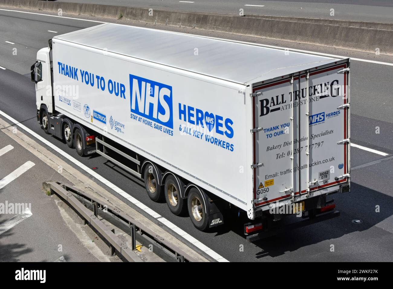 GRAZIE AL NOSTRO slogan NHS HEROES vista aerea coronavirus Back laterale e posteriore a sfera Trucking, autocarro hgv, autocarro M25, autostrada U Foto Stock