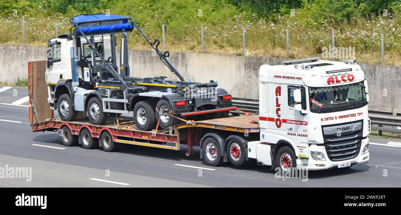 N Yates & Daughters azienda di trasporti DAF XF hgv camion e semirimorchio con caricatore basso con caricatore a gancio Boughton Oldbury sull'autostrada M25 Regno Unito Foto Stock