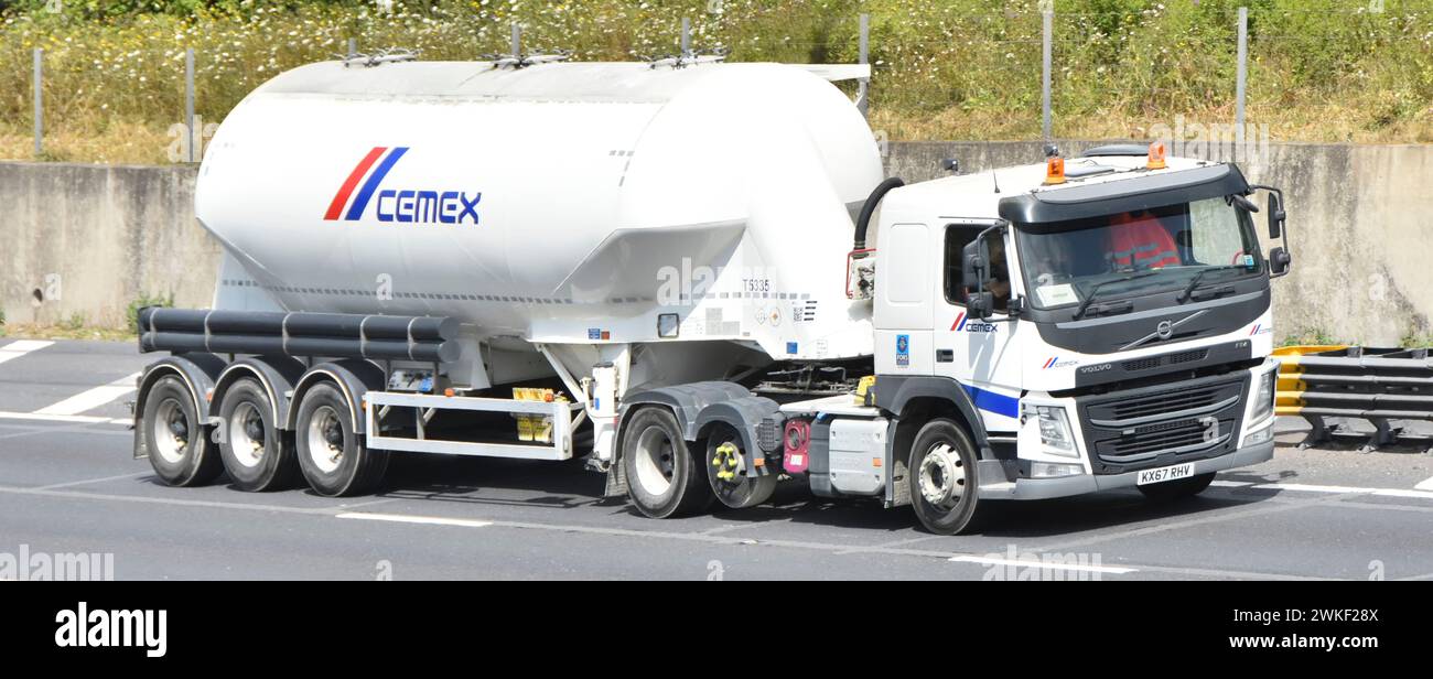 Trasporto in autocisterna per la consegna di semi-rimorchi in polvere secca bianca Cemex Cement e unità di potenza Volvo FM con assale economico rialzato per guida in autostrada M25 Inghilterra Regno Unito Foto Stock