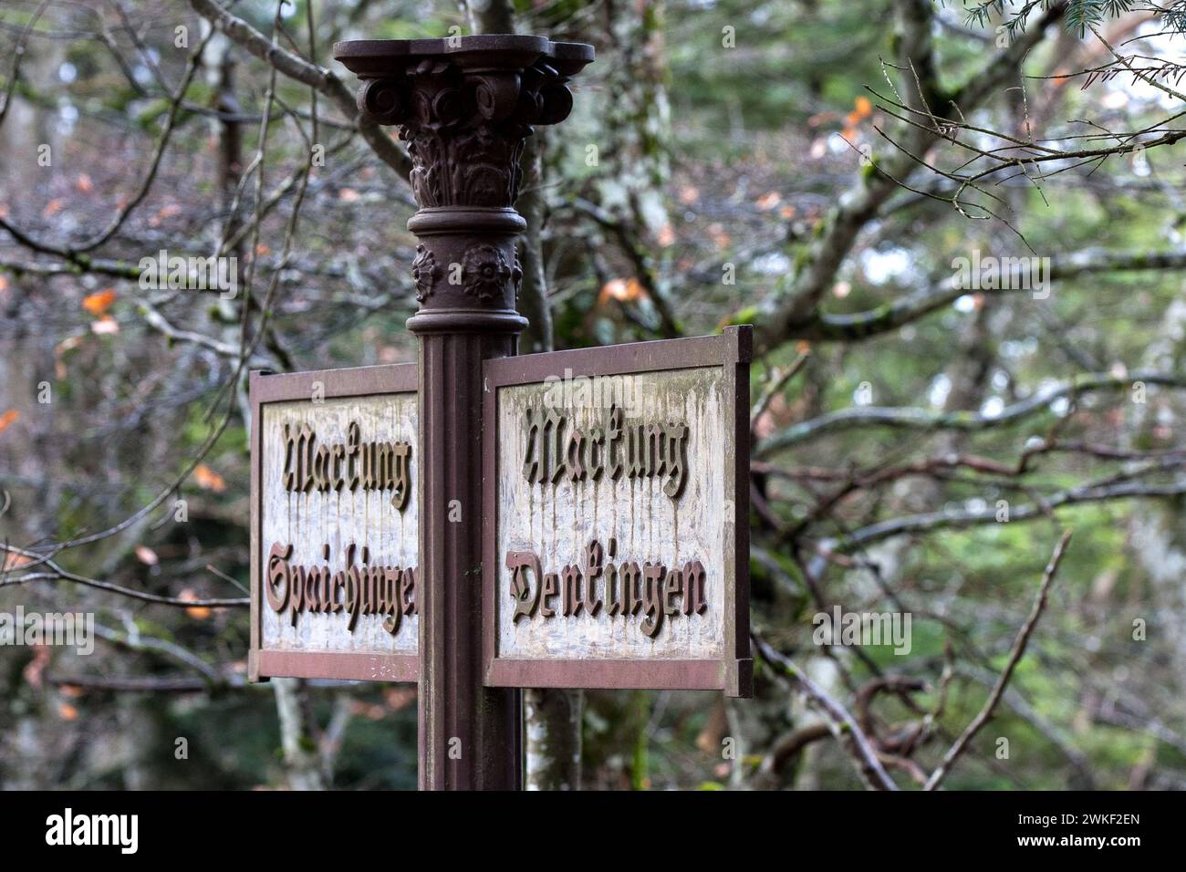 Un vecchio cartello in ghisa lungo il sentiero indica "Markung Spaichingen" e "Markung Denkingen". E' resistente agli agenti atmosferici, ma leggibile. Foto Stock