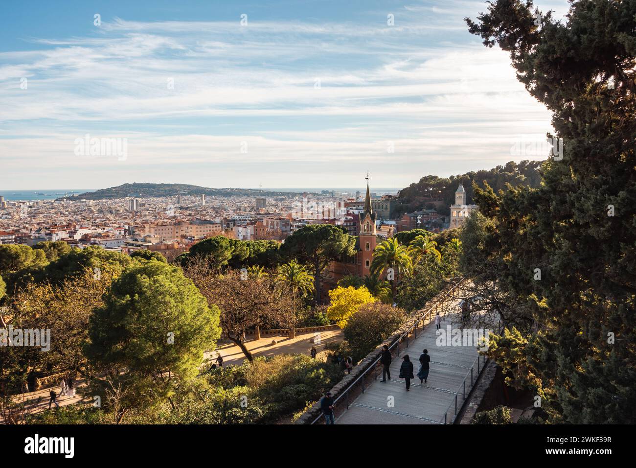 Barcellona, vista panoramica dal Parco Guell con Montjuic e il mediterraneo sullo sfondo Foto Stock