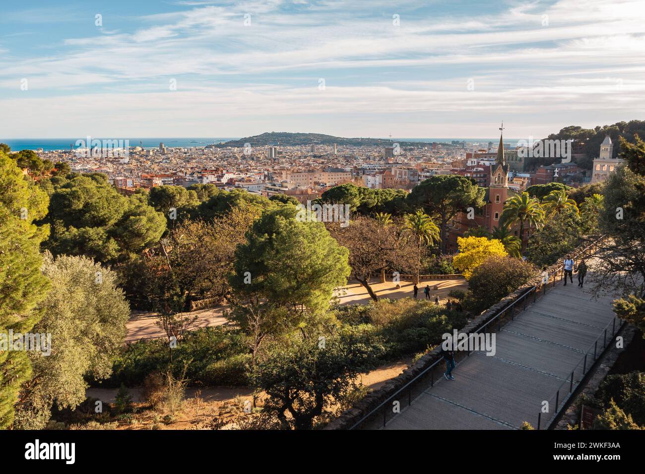Barcellona, vista panoramica dal Parco Guell con Montjuic e il mediterraneo sullo sfondo Foto Stock