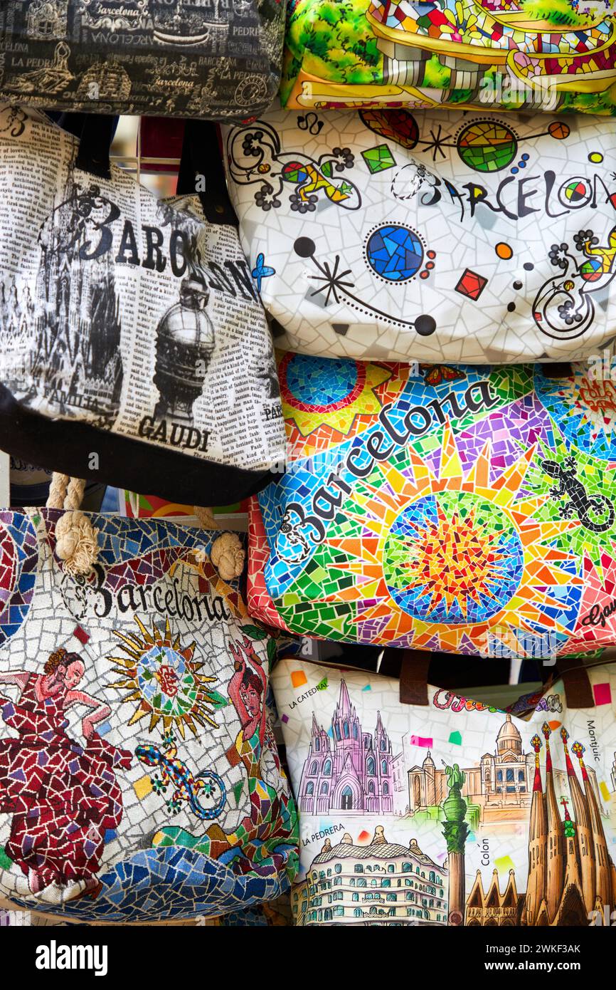 Bolsos, Souvenirs, Plaza de San Agustín, El Raval, Barcellona, Catalogna, Spagna. Foto Stock