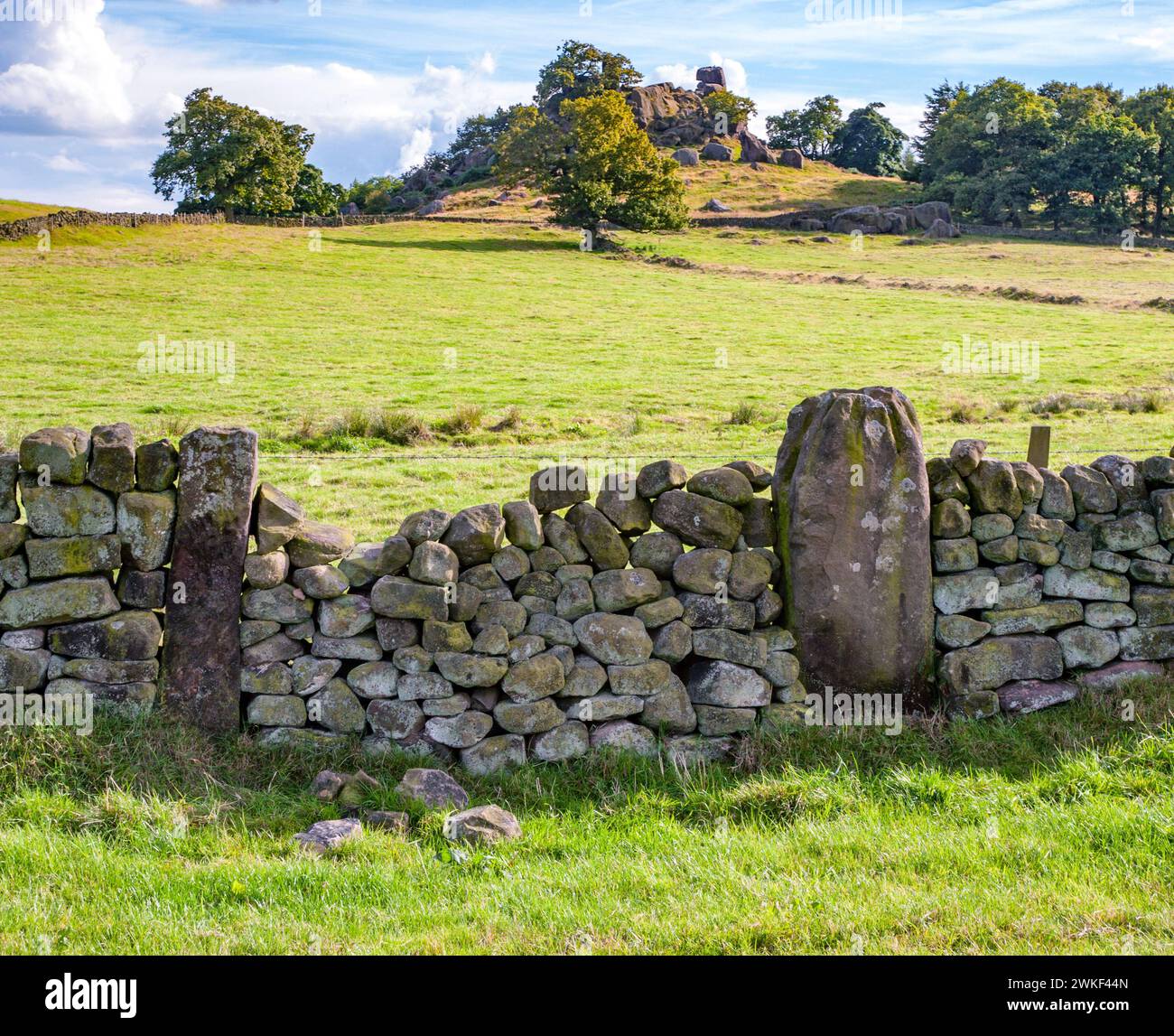 Muro a secco che guarda verso la Robin Hoods Stride con un vecchio cancello che si pensa sia in pietra dal vicino cerchio di pietra di Nine Stones vicino Derbyshire Foto Stock