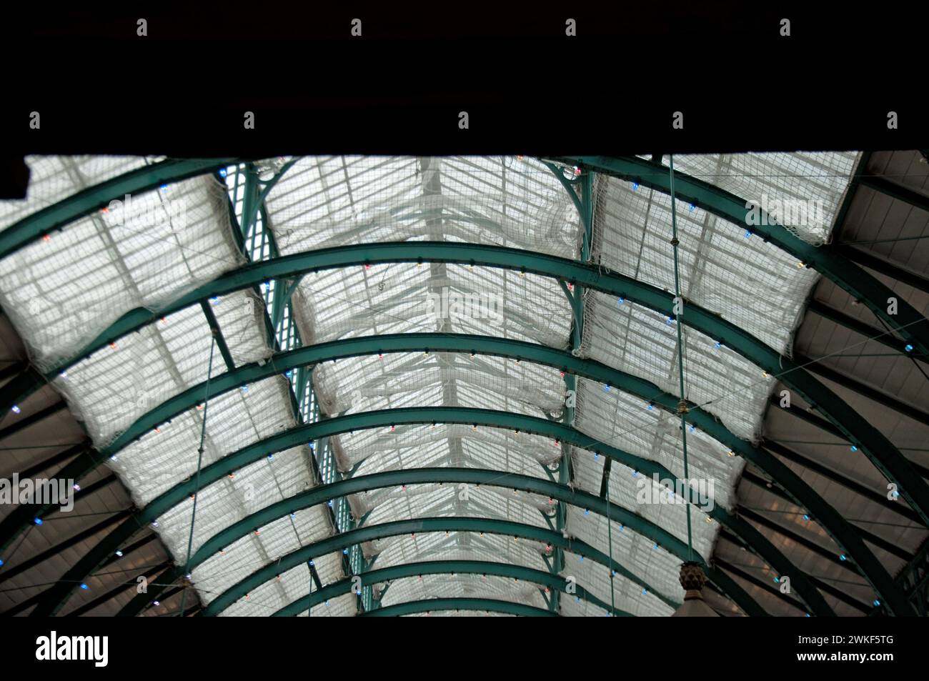 Travi di metallo verde su un soffitto curvo nel vecchio mercato all'ingrosso di frutta e verdura, Covent Garden, Londra, Regno Unito, Foto Stock
