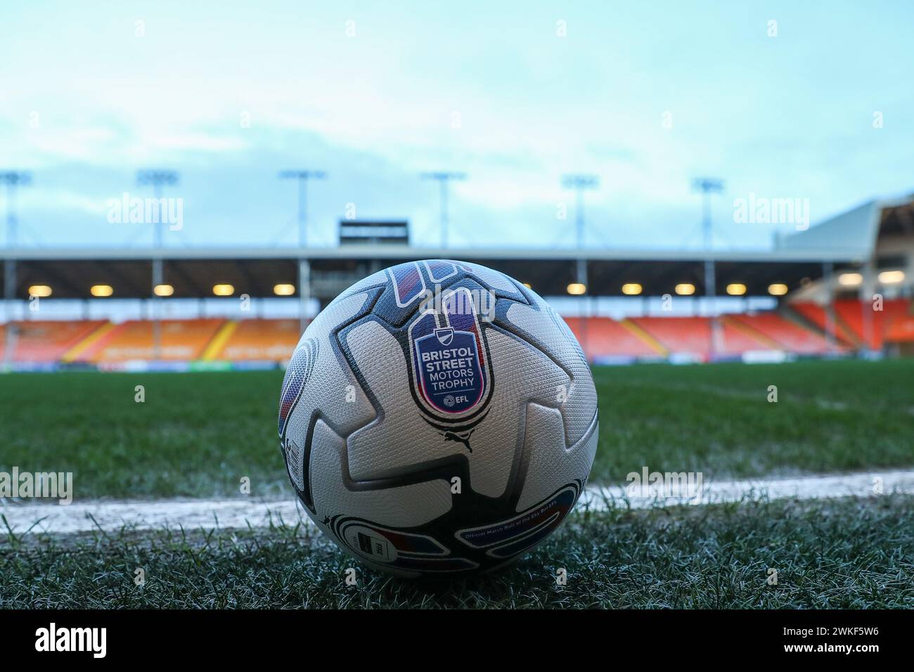 Blackpool, Regno Unito. 20 febbraio 2024. Il Bristol Street Motors Trophy match ball davanti al Bristol Street Motors Trophy semifinale Blackpool vs Peterborough United a Bloomfield Road, Blackpool, Regno Unito, 20 febbraio 2024 (foto di Gareth Evans/News Images) a Blackpool, Regno Unito, il 20/2/2024. (Foto di Gareth Evans/News Images/Sipa USA) credito: SIPA USA/Alamy Live News Foto Stock