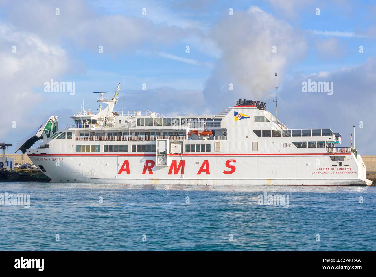 Corralejo, Spagna, 15 febbraio 2024: Volcan de Tindaya è un traghetto passeggeri roll-on-roll-off operato dalla compagnia di navigazione spagnola Nmingham Armas Foto Stock