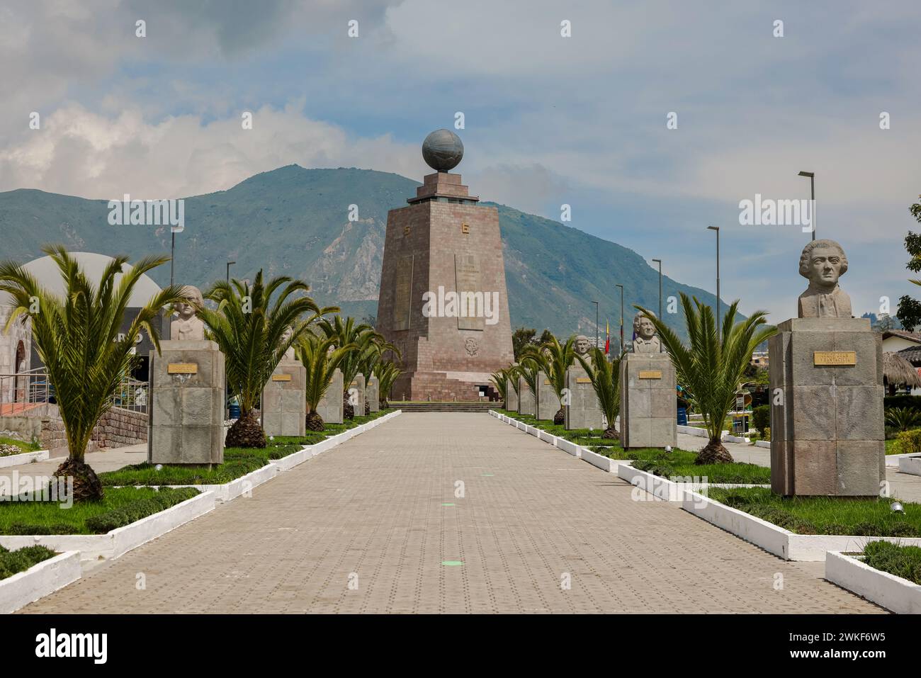 Quito, Ecuador - 22 marzo 2023: Monumento all'equatore nel parco Mitad del Mundo, appena a nord di Quito Foto Stock
