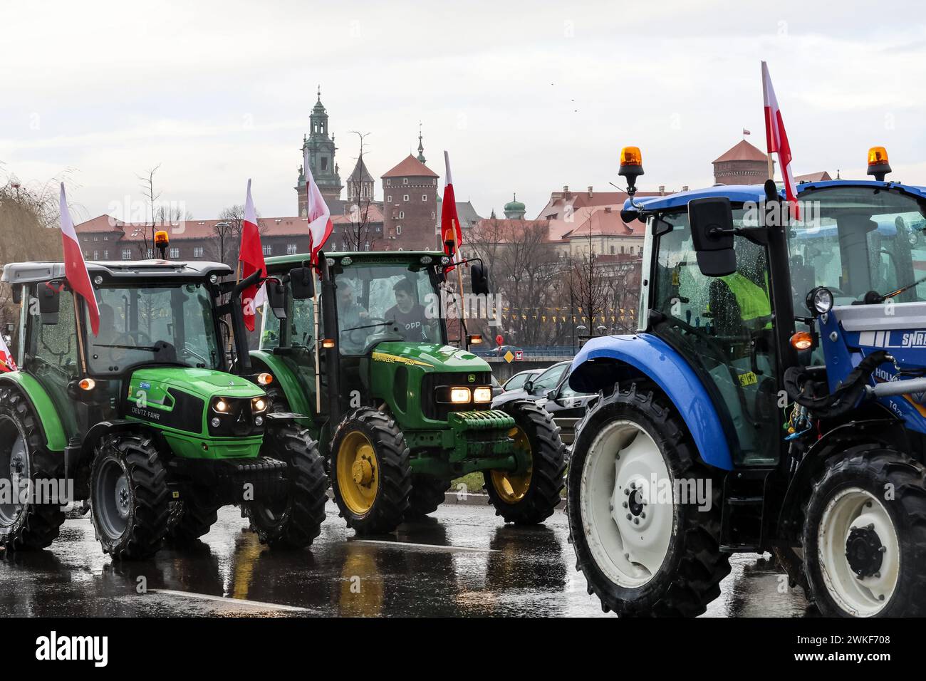 Gli agricoltori guidano i loro trattori nel centro di Cracovia, in Polonia, mentre lanciano uno sciopero nazionale contro la politica del Green Deal dell'UE e le importazioni agricole dall'Ucraina il 20 febbraio 2024. Oggi più di 30 mila trattori hanno bloccato le strade polacche. Foto Stock