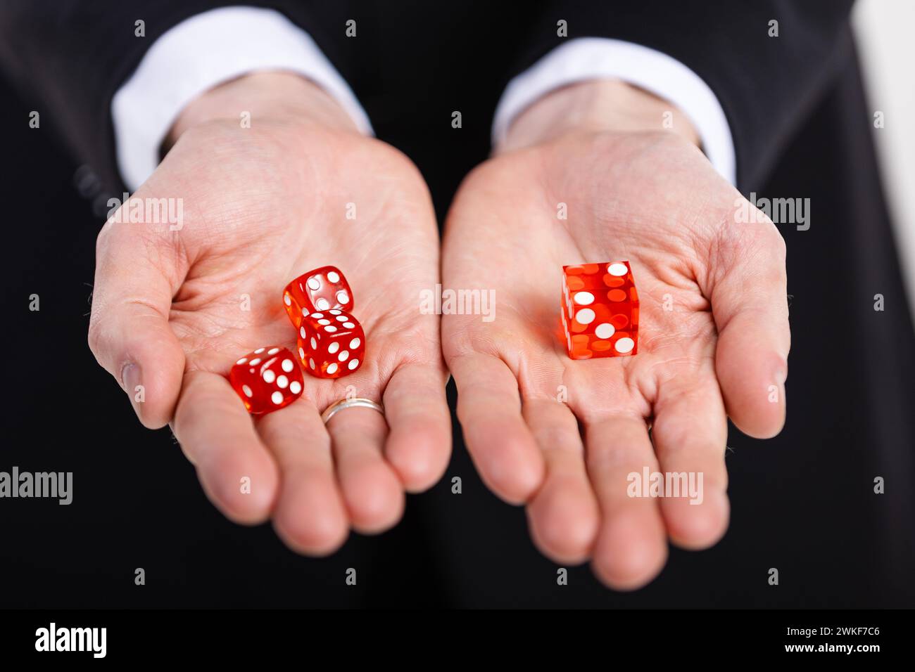 i dadi sono una parte importante dei trucchi degli artisti magici, degli illusionisti Foto Stock