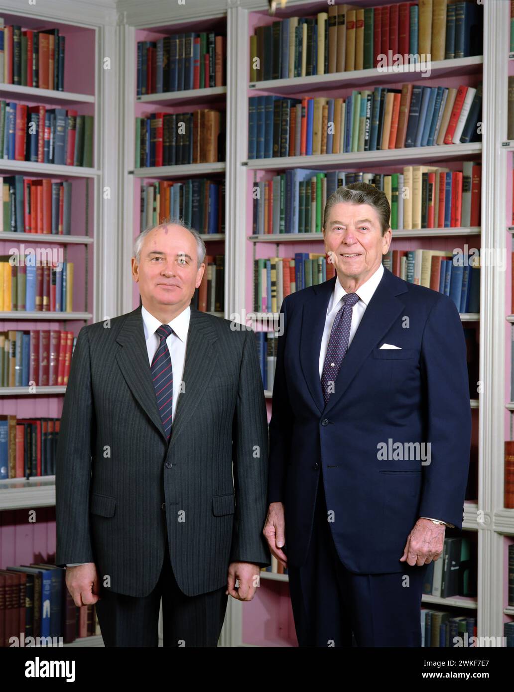 Mikhail Gorbachev e Ronald Reagan. Ritratto dell'ex leader dell'Unione Sovietica, Mikhail Sergeyevich Gorbaciov (1931-2022) e del presidente degli Stati Uniti Ronald Reagan (1911-2004) nella Biblioteca della Casa Bianca, 1987 Foto Stock