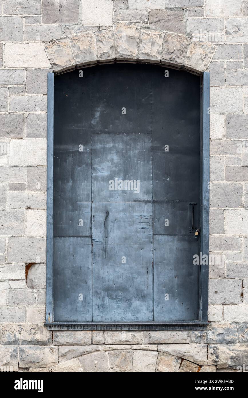 Porta di metallo sullo storico magazzino dei fratelli Ryder a Baker City, Oregon. Foto Stock