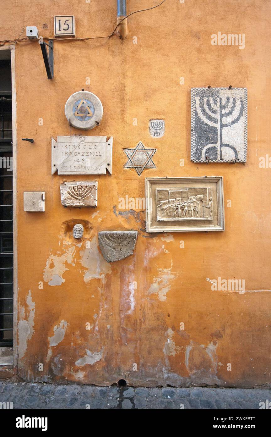 Muro del Circolo "i ragazzi del 48", centro culturale chiuso nel 2017 per mancanza di fondi, via della Reginella, Ghetto Ebraico, Roma, Lazio, Italia Foto Stock