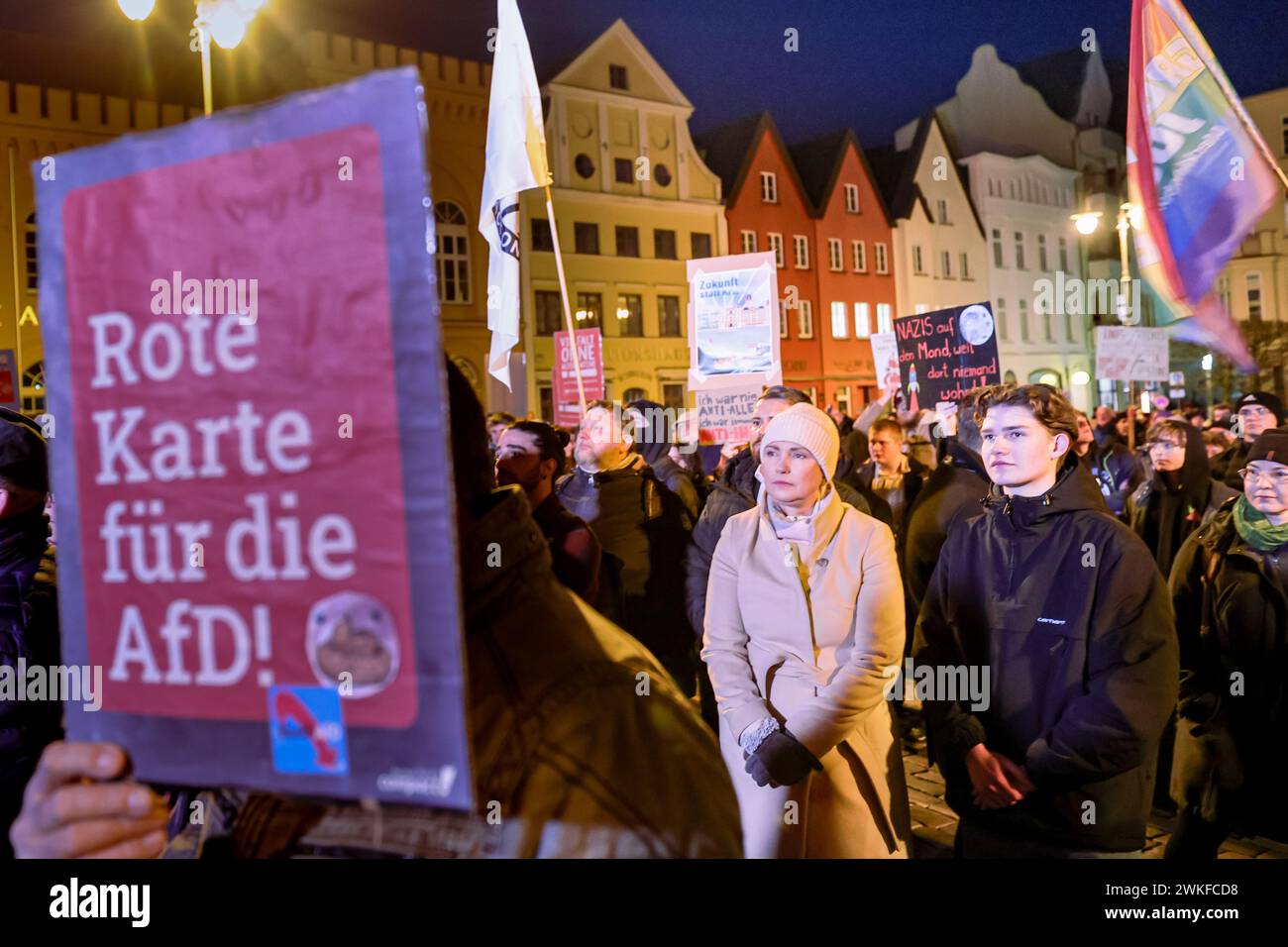 Schwerin, Germania. 20 febbraio 2024. Manuela Schwesig (SPD), ministro-presidente del Meclemburgo-Vorpommern e attuale presidente del Bundesrat, partecipa alla manifestazione sulla piazza del mercato di Schwerin con il motto: "Il paese appartiene a tutti noi - per solidarietà, diversità, empatia!”. Oltre 25 associazioni, partiti e iniziative di Schwerin, comunità religiose e sindacati sostengono le manifestazioni per una coesistenza pacifica e tollerante. Crediti: Ulrich Perrey/dpa/Alamy Live News Foto Stock