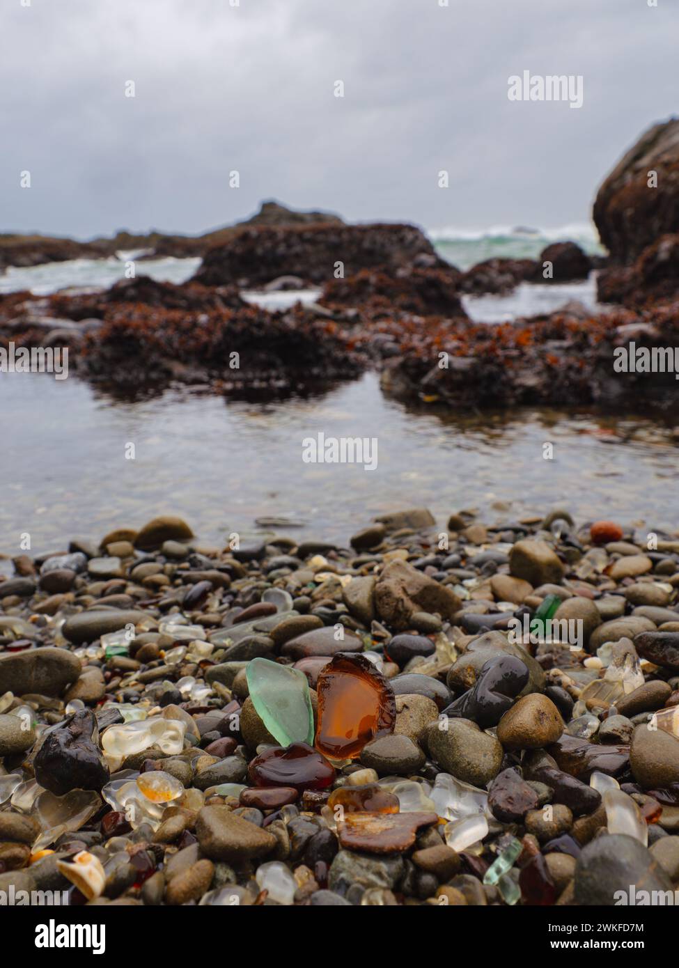 Una spiaggia di vetro sull'oceano con rocce in California Foto Stock