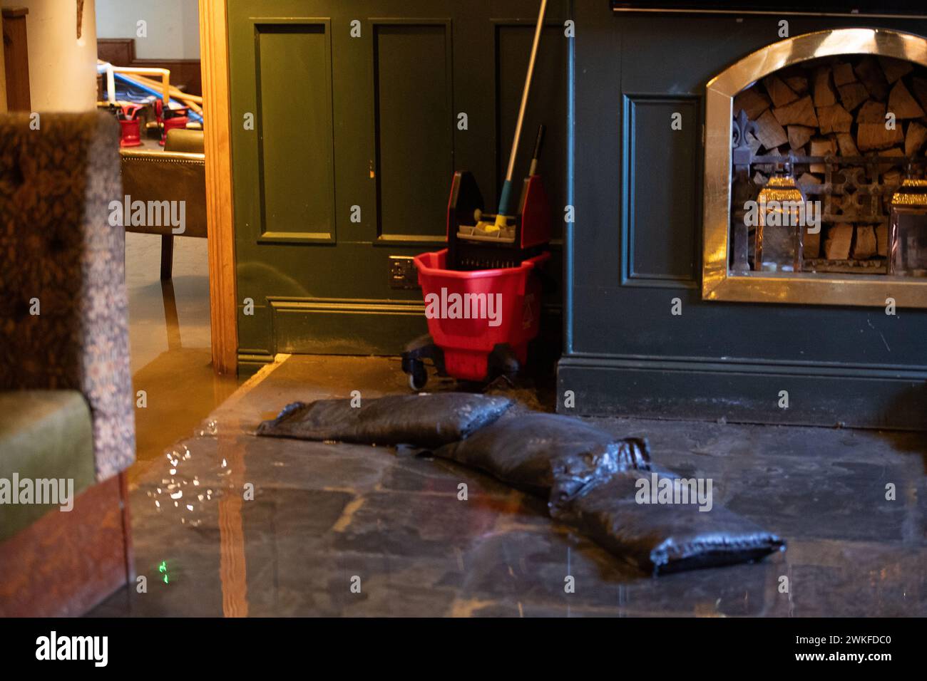 Chalfont St Peter, Regno Unito. 18 febbraio 2024. Le acque sotterranee del fiume Misbourne si sono inondate attraverso il pavimento e nei bagni del pub Greyhound Inn nel villaggio di Chalfont St Peter. Il pub è stato costretto a chiudere. La Thames Water è fuori dal pub che pompava acqua da un certo numero di settimane. L'inondazione è peggiorata di nuovo oggi dopo la pioggia notturna. Anche se l'area è già stata allagata, molti locali credono che la ragione dell'estesa inondazione questa volta si riferisca a HS2 che ha scavato sottoterra nella regione per la ferrovia ad alta velocità. Crediti: Maur Foto Stock