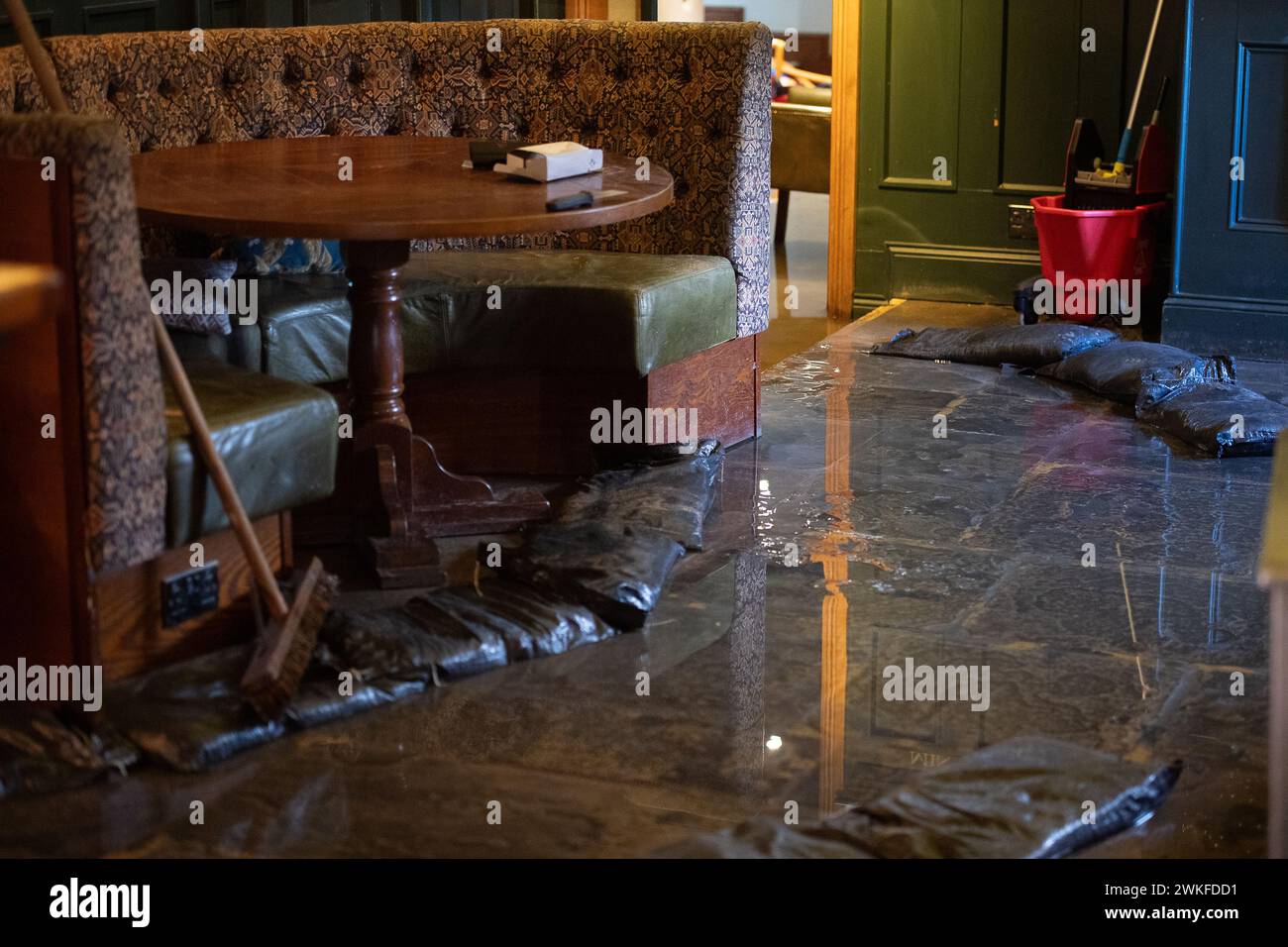 Chalfont St Peter, Regno Unito. 18 febbraio 2024. Le acque sotterranee del fiume Misbourne si sono inondate attraverso il pavimento e nei bagni del pub Greyhound Inn nel villaggio di Chalfont St Peter. Il pub è stato costretto a chiudere. La Thames Water è fuori dal pub che pompava acqua da un certo numero di settimane. L'inondazione è peggiorata di nuovo oggi dopo la pioggia notturna. Anche se l'area è già stata allagata, molti locali credono che la ragione dell'estesa inondazione questa volta si riferisca a HS2 che ha scavato sottoterra nella regione per la ferrovia ad alta velocità. Crediti: Maur Foto Stock