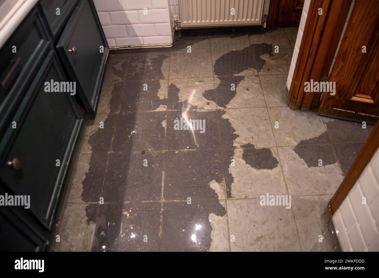 Chalfont St Peter, Regno Unito. 18 febbraio 2024. Le acque sotterranee del fiume Misbourne si sono inondate attraverso il pavimento e nei bagni del pub Greyhound Inn nel villaggio di Chalfont St Peter. Il pub è stato costretto a chiudere. La Thames Water è fuori dal pub che pompava acqua da un certo numero di settimane. L'inondazione è peggiorata di nuovo oggi dopo la pioggia notturna. Anche se l'area è già stata allagata, molti locali credono che la ragione dell'estesa inondazione questa volta si riferisca a HS2 che ha scavato sottoterra nella regione per la ferrovia ad alta velocità. Crediti: Maur Foto Stock