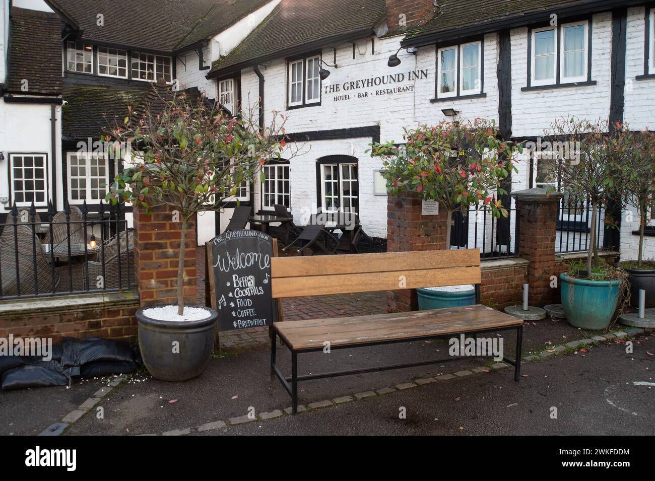 Chalfont St Peter, Regno Unito. 18 febbraio 2024. Le acque sotterranee del fiume Misbourne si sono inondate attraverso il pavimento e nei bagni del pub Greyhound Inn nel villaggio di Chalfont St Peter. Il pub è stato costretto a chiudere. La Thames Water è fuori dal pub che pompava acqua da un certo numero di settimane. L'inondazione è peggiorata di nuovo oggi dopo la pioggia notturna. Anche se l'area è già stata allagata, molti locali credono che la ragione dell'estesa inondazione questa volta si riferisca a HS2 che ha scavato sottoterra nella regione per la ferrovia ad alta velocità. Crediti: Maur Foto Stock