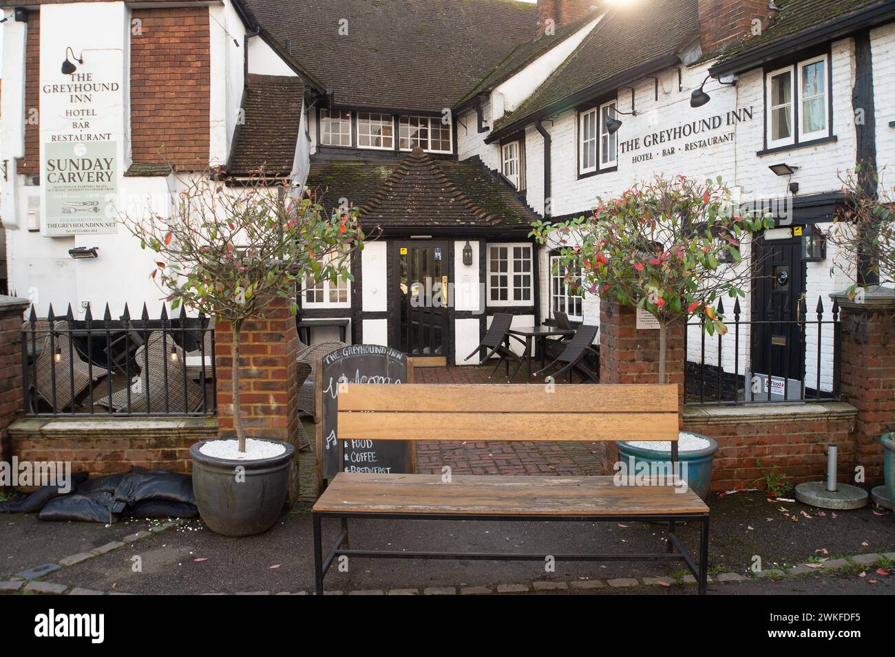 Chalfont St Peter, Regno Unito. 18 febbraio 2024. Le acque sotterranee del fiume Misbourne si sono inondate attraverso il pavimento e nei bagni del pub Greyhound Inn nel villaggio di Chalfont St Peter. Il pub è stato costretto a chiudere. La Thames Water è fuori dal pub che pompava acqua da un certo numero di settimane. L'inondazione è peggiorata di nuovo oggi dopo la pioggia notturna. Anche se l'area è già stata allagata, molti locali credono che la ragione dell'estesa inondazione questa volta si riferisca a HS2 che ha scavato sottoterra nella regione per la ferrovia ad alta velocità. Crediti: Maur Foto Stock