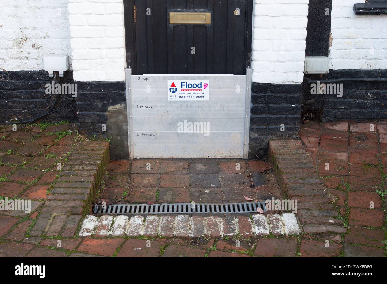 Chalfont St Peter, Regno Unito. 18 febbraio 2024. Le acque sotterranee del fiume Misbourne si sono inondate attraverso il pavimento e nei bagni del pub Greyhound Inn nel villaggio di Chalfont St Peter. Il pub è stato costretto a chiudere. La Thames Water è fuori dal pub che pompava acqua da un certo numero di settimane. L'inondazione è peggiorata di nuovo oggi dopo la pioggia notturna. Anche se l'area è già stata allagata, molti locali credono che la ragione dell'estesa inondazione questa volta si riferisca a HS2 che ha scavato sottoterra nella regione per la ferrovia ad alta velocità. Crediti: Maur Foto Stock