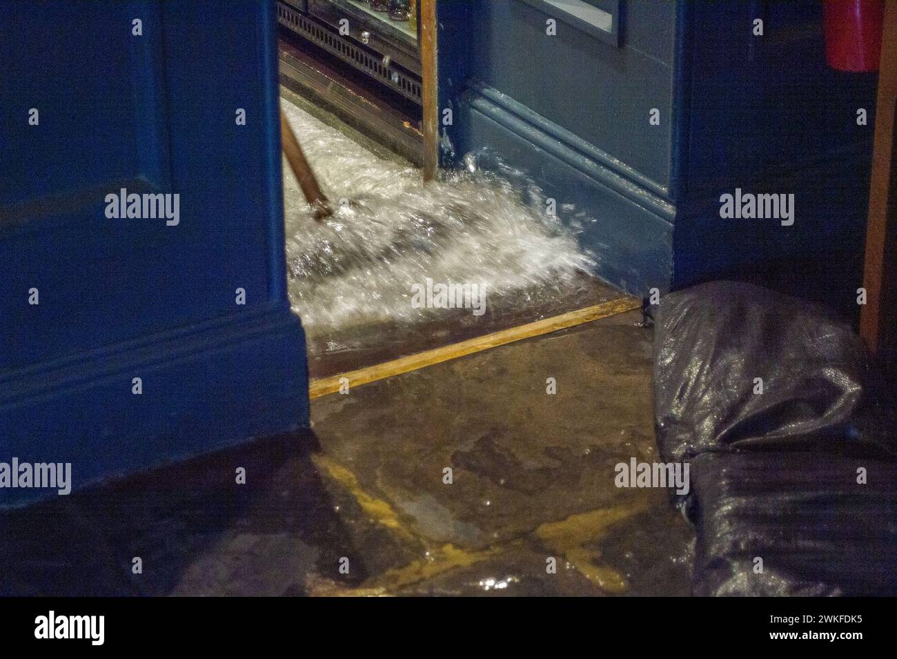 Chalfont St Peter, Regno Unito. 18 febbraio 2024. Le acque sotterranee del fiume Misbourne si sono inondate attraverso il pavimento e nei bagni del pub Greyhound Inn nel villaggio di Chalfont St Peter. Il pub è stato costretto a chiudere. La Thames Water è fuori dal pub che pompava acqua da un certo numero di settimane. L'inondazione è peggiorata di nuovo oggi dopo la pioggia notturna. Anche se l'area è già stata allagata, molti locali credono che la ragione dell'estesa inondazione questa volta si riferisca a HS2 che ha scavato sottoterra nella regione per la ferrovia ad alta velocità. Crediti: Maur Foto Stock