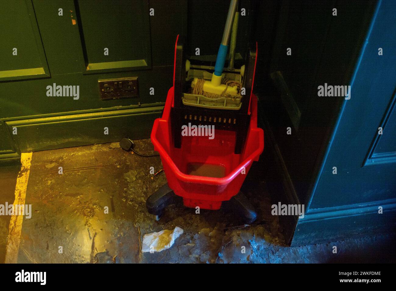 Chalfont St Peter, Regno Unito. 18 febbraio 2024. Le acque sotterranee del fiume Misbourne si sono inondate attraverso il pavimento e nei bagni del pub Greyhound Inn nel villaggio di Chalfont St Peter. Il pub è stato costretto a chiudere. La Thames Water è fuori dal pub che pompava acqua da un certo numero di settimane. L'inondazione è peggiorata di nuovo oggi dopo la pioggia notturna. Anche se l'area è già stata allagata, molti locali credono che la ragione dell'estesa inondazione questa volta si riferisca a HS2 che ha scavato sottoterra nella regione per la ferrovia ad alta velocità. Crediti: Maur Foto Stock