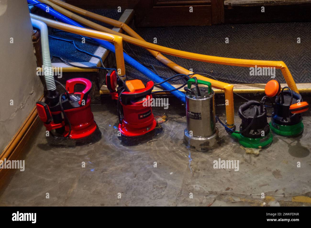 Chalfont St Peter, Regno Unito. 18 febbraio 2024. Le acque sotterranee del fiume Misbourne si sono inondate attraverso il pavimento e nei bagni del pub Greyhound Inn nel villaggio di Chalfont St Peter. Il pub è stato costretto a chiudere. La Thames Water è fuori dal pub che pompava acqua da un certo numero di settimane. L'inondazione è peggiorata di nuovo oggi dopo la pioggia notturna. Anche se l'area è già stata allagata, molti locali credono che la ragione dell'estesa inondazione questa volta si riferisca a HS2 che ha scavato sottoterra nella regione per la ferrovia ad alta velocità. Crediti: Maur Foto Stock