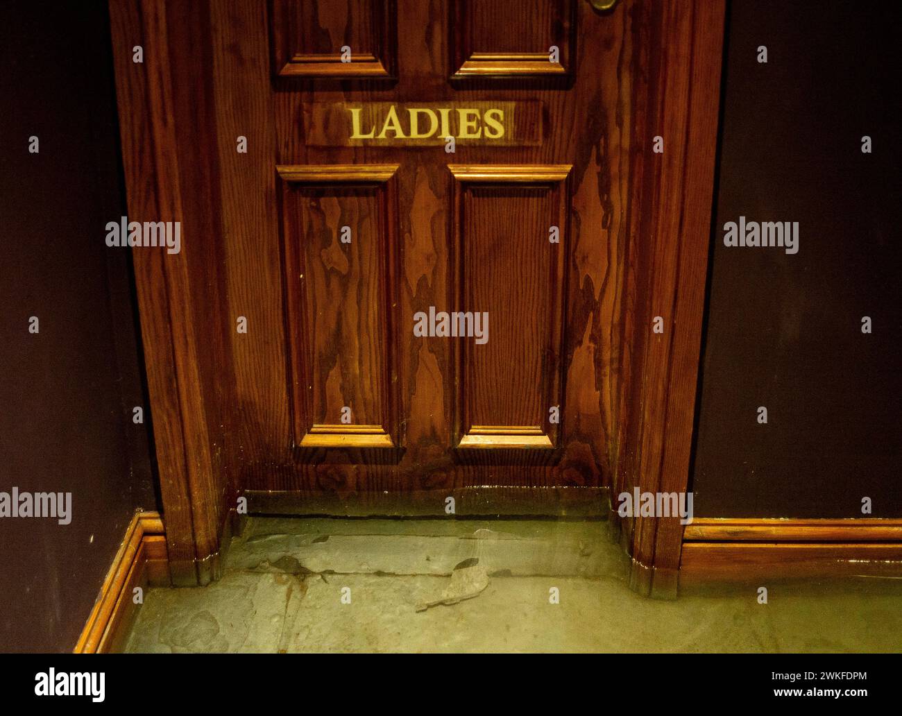 Chalfont St Peter, Regno Unito. 18 febbraio 2024. Le acque sotterranee del fiume Misbourne si sono inondate attraverso il pavimento e nei bagni del pub Greyhound Inn nel villaggio di Chalfont St Peter. Il pub è stato costretto a chiudere. La Thames Water è fuori dal pub che pompava acqua da un certo numero di settimane. L'inondazione è peggiorata di nuovo oggi dopo la pioggia notturna. Anche se l'area è già stata allagata, molti locali credono che la ragione dell'estesa inondazione questa volta si riferisca a HS2 che ha scavato sottoterra nella regione per la ferrovia ad alta velocità. Crediti: Maur Foto Stock