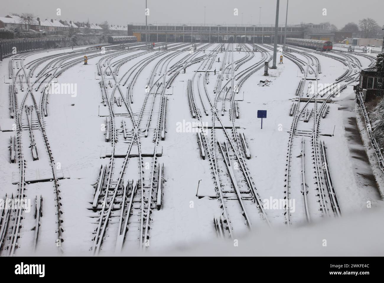 Deposito della metropolitana Northfields London nella neve Foto Stock