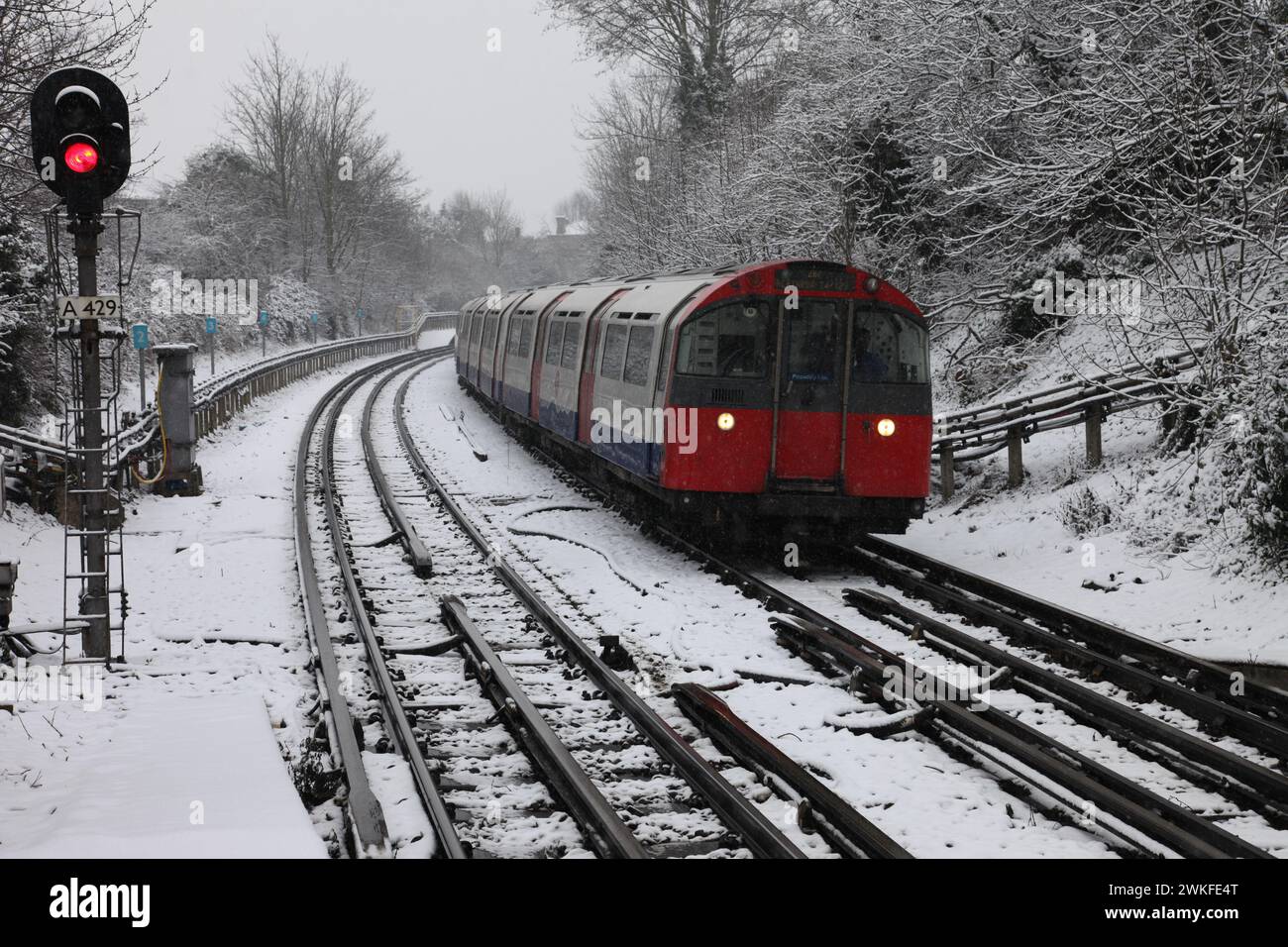 Treno della metropolitana di Londra con neve Foto Stock