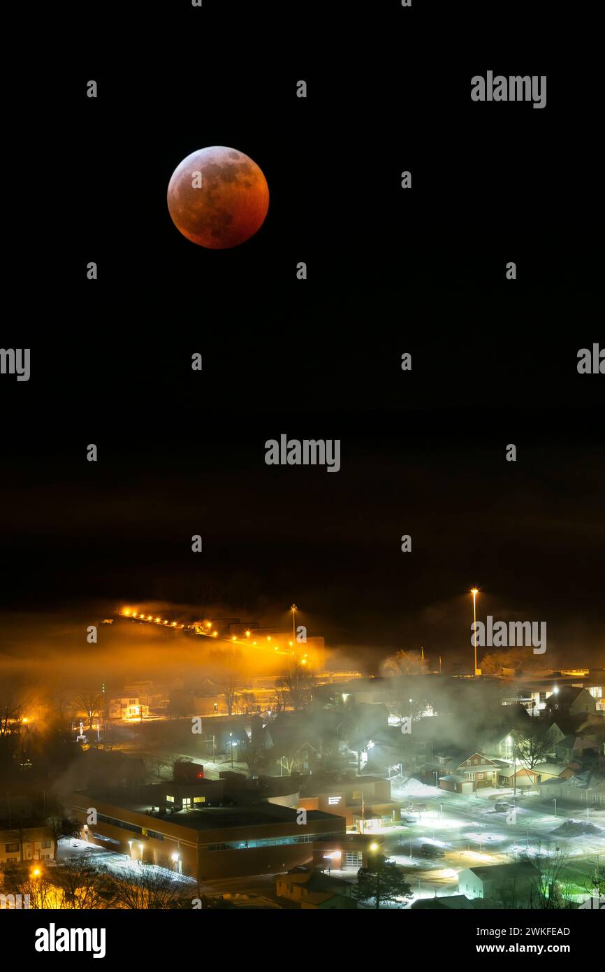 In-camera doppia esposizione della Lunar Eclipse Super Blood Moon del 2019 su Guttenberg, Iowa Foto Stock