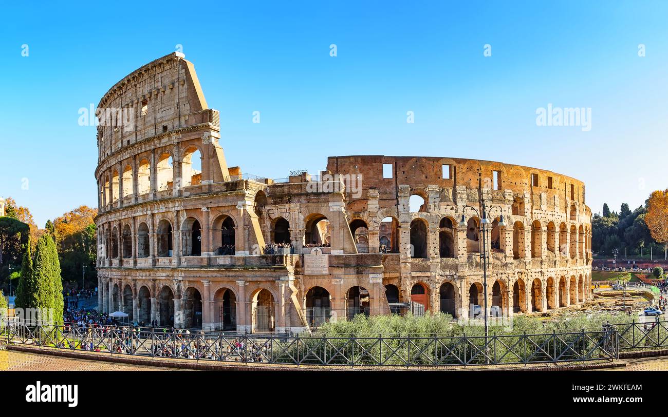 Il Colosseo è una delle principali attrazioni turistiche di Roma, in Italia. Panorama delle antiche rovine romane, paesaggio della città vecchia di Roma. Foto Stock