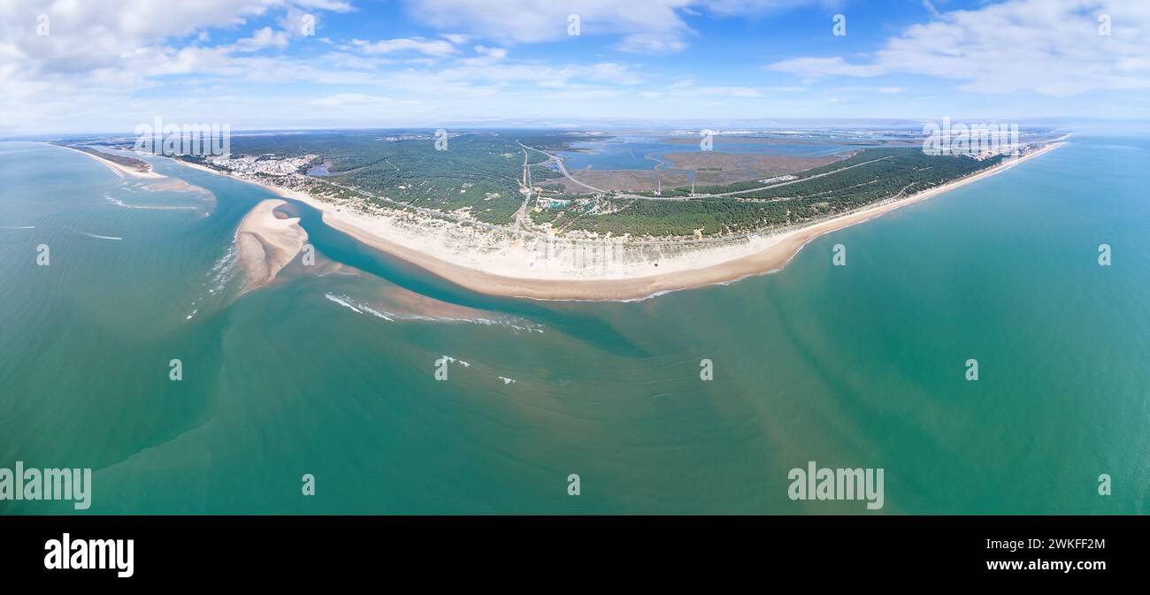 Vista aerea in droni delle spiagge di Cartaya e Punta Umbria, con la spiaggia di la Bota, El Portil, El Rompido, la Flecha e Los Enebrales e la natura Foto Stock