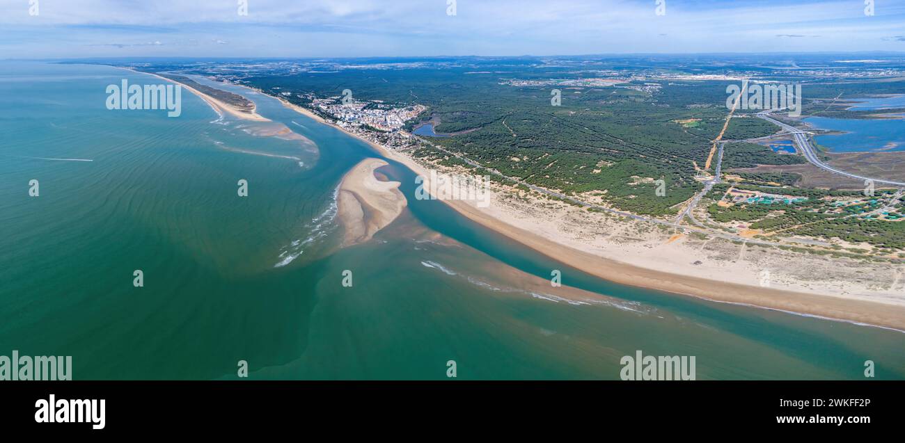 Veduta aerea della Freccia Rompido (la Flecha del Rompido), una sponda di sabbia formata sulle spiagge di Rompido e Portil che già raggiunge la spiaggia di la Bota, in Foto Stock