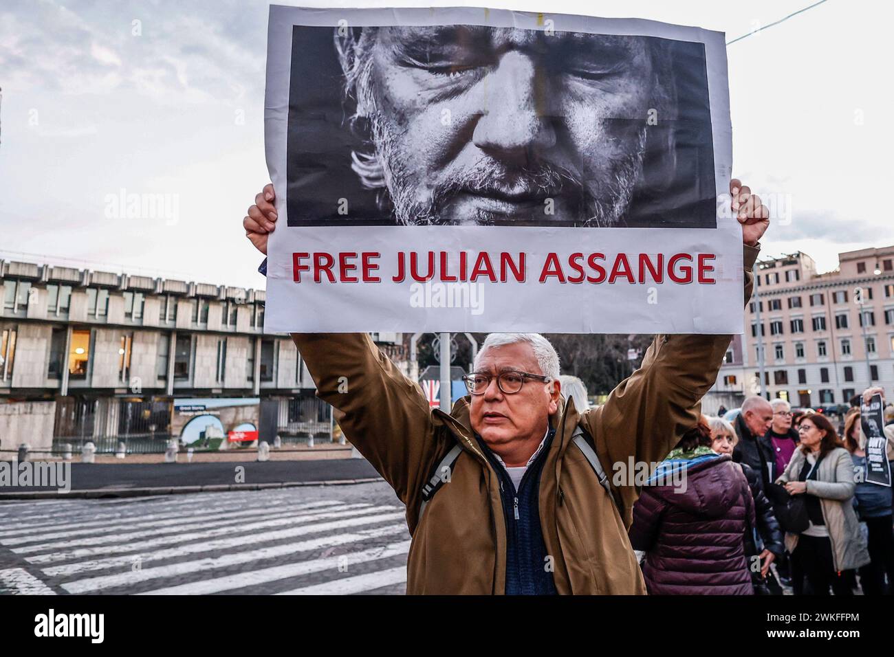Roma, Italia. 20 febbraio 2024. I manifestanti organizzano una protesta davanti all'ambasciata britannica in Italia per chiedere all'alta corte britannica di bloccare l'estradizione del fondatore di Wikileaks Julian Assange negli Stati Uniti, dove potrebbe ricevere una pena detentiva fino a 175 anni per spionaggio. Crediti: Riccardo De Luca - aggiornamento immagini/Alamy Live News Foto Stock