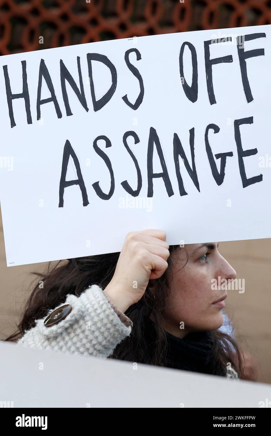 Roma, Italia. 20 febbraio 2024. I manifestanti organizzano una protesta davanti all'ambasciata britannica in Italia per chiedere all'alta corte britannica di bloccare l'estradizione del fondatore di Wikileaks Julian Assange negli Stati Uniti, dove potrebbe ricevere una pena detentiva fino a 175 anni per spionaggio. Crediti: Riccardo De Luca - aggiornamento immagini/Alamy Live News Foto Stock