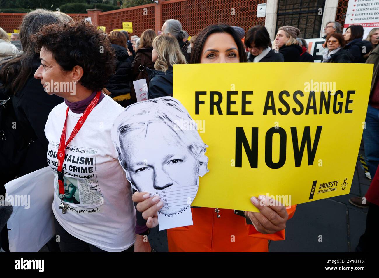 Roma, Italia. 20 febbraio 2024. I manifestanti organizzano una protesta davanti all'ambasciata britannica in Italia per chiedere all'alta corte britannica di bloccare l'estradizione del fondatore di Wikileaks Julian Assange negli Stati Uniti, dove potrebbe ricevere una pena detentiva fino a 175 anni per spionaggio. Crediti: Riccardo De Luca - aggiornamento immagini/Alamy Live News Foto Stock
