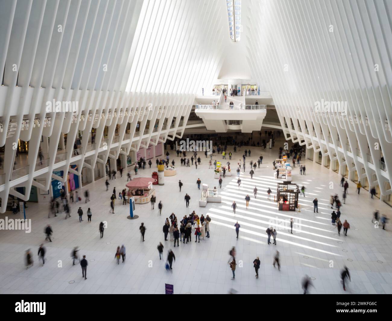 New York, USA - 1° maggio 2023: Atrio principale della stazione World Trade Center di New York. Foto Stock