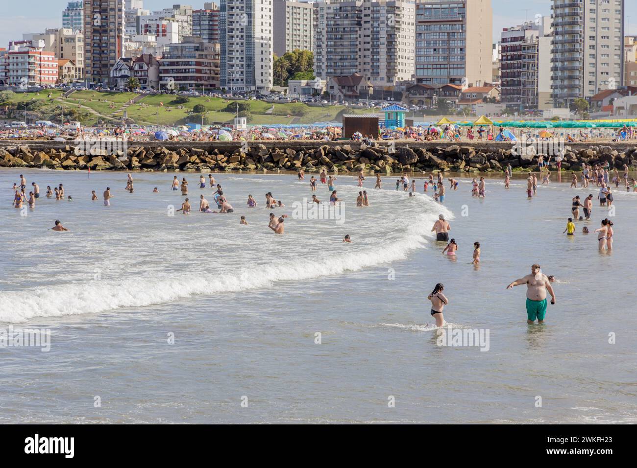 Mar del Plata, Argentina - 15 gennaio 2024: I turisti si godono il mare presso la spiaggia Stella Maris di Mar del Plata. Foto Stock